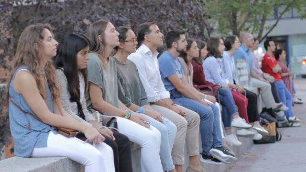 Jóvenes voluntarios de 40 Días por la Vida rezando ante las puertas de la clínica Dator, en Madrid.