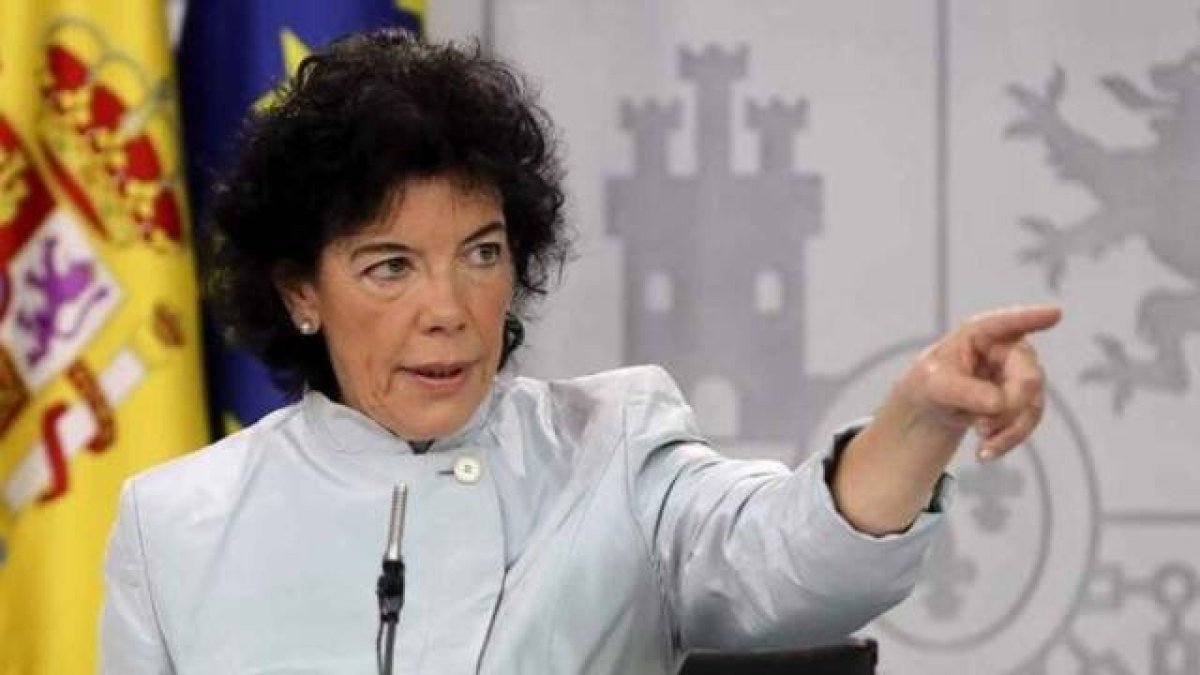 La ministra de Educación española, Isabel Celaá, da nombre a una ley que violentaría, al menos, 6 importante derechos
