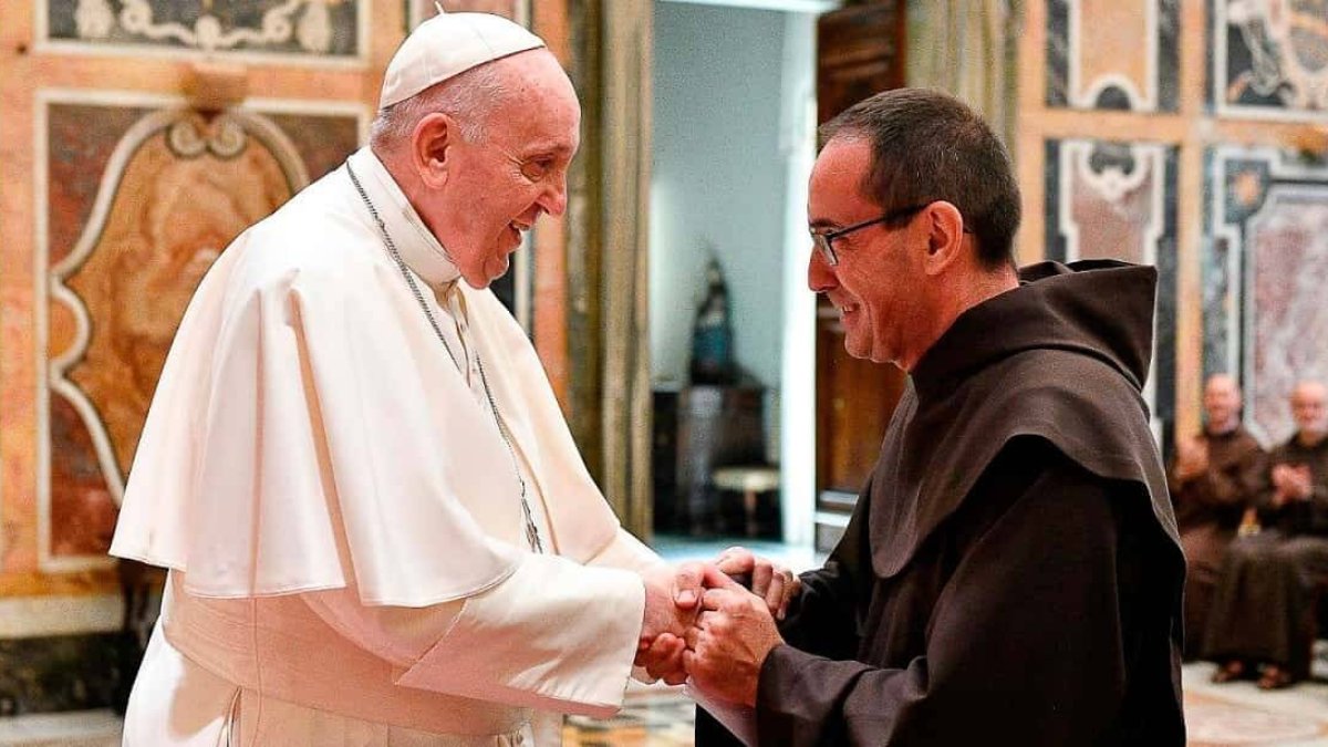 Fray Miguel Márquez, ya como superior general, saludando al Papa Francisco