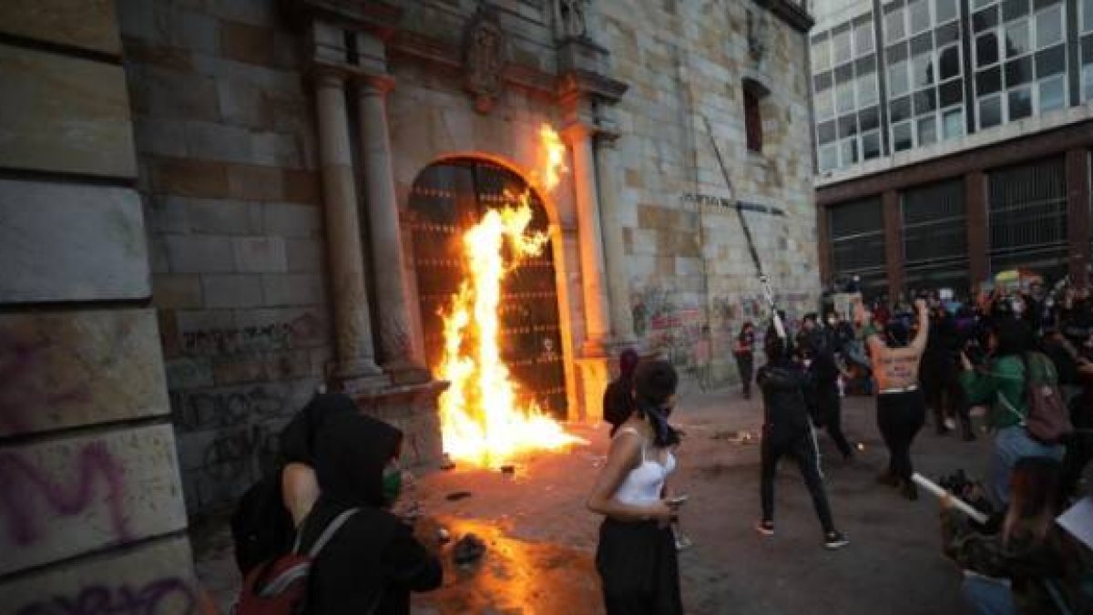 Feministas violentas intentan quemar la iglesia de San Francisco en Bogotá el 8 de marzo de 2021