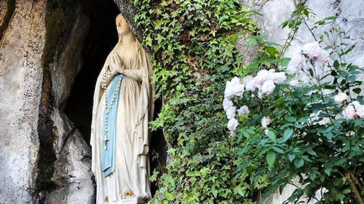 En Lourdes todo es expresión de fe, desde las curaciones y peregrinaciones a los pequeños «souvenirs».