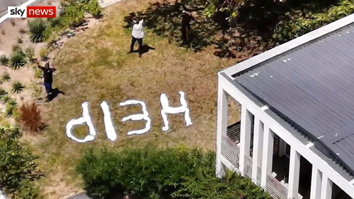 Tras el ataque islamista a la ciudad de Palma, algunos de sus habitantes piden ayuda (Help) a los helicópteros del Ejército.