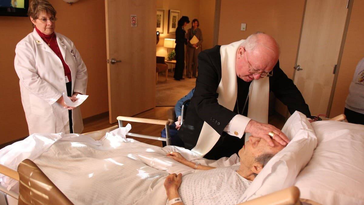 La atención espiritual forma parte también de las necesidades de las personas enfrentadas a sus últimos días. Foto: administración del sacramento de la Extremaunción.