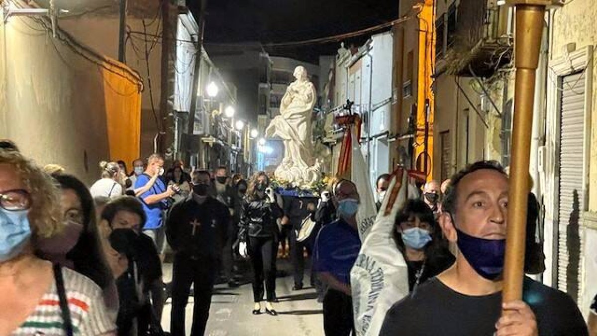 La imagen de la Inmaculada de la Peregrinación Madre Ven recorrió este jueves las calles de Orihuela (Alicante). Foto: Madre Ven.