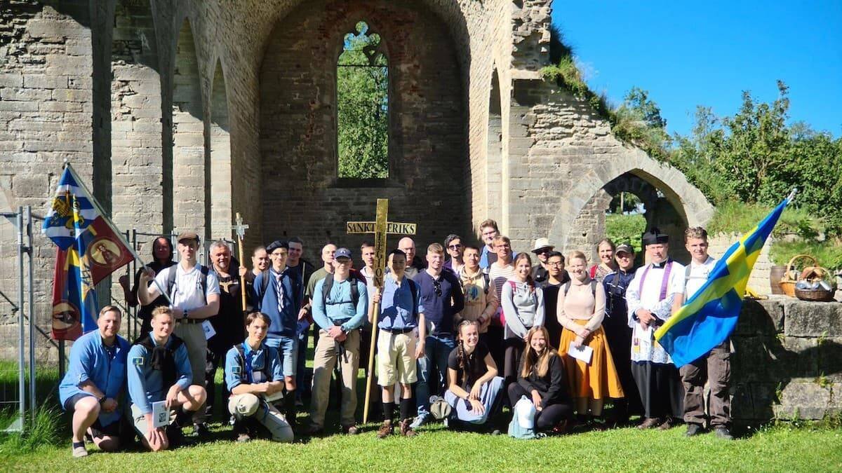 Jóvenes católicos suecos de la Helige Eriks Legion y de las Filiae Reginae Scandinaviae. Foto: Perfil de Facebook de Filiae Reginae Scandinaviae.