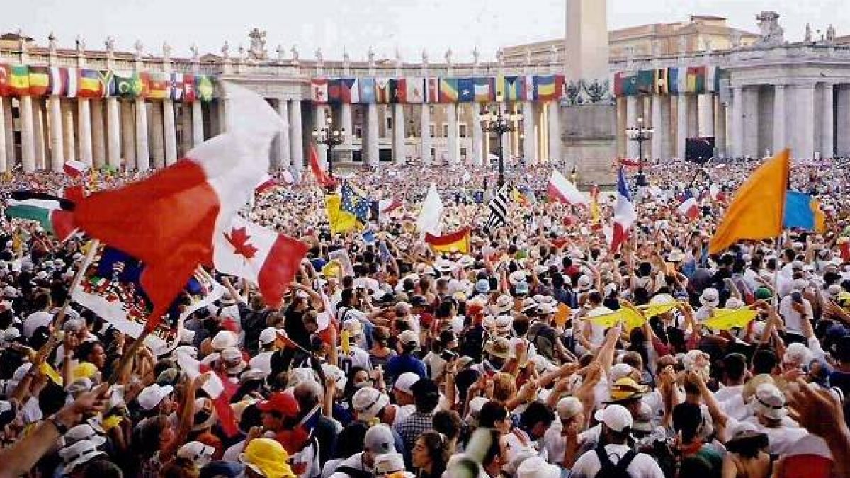 Encuentro multitudinario de jóvenes católicos en la Plaza de San Pedro...