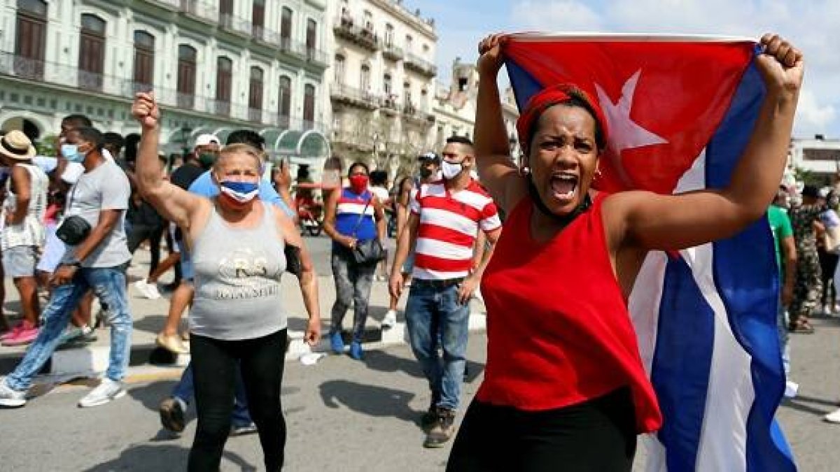 Manifestaciones en Cuba contra el régimen, algo que no se veía en décadas - foto de EFE, de Ernesto Mastrascusa