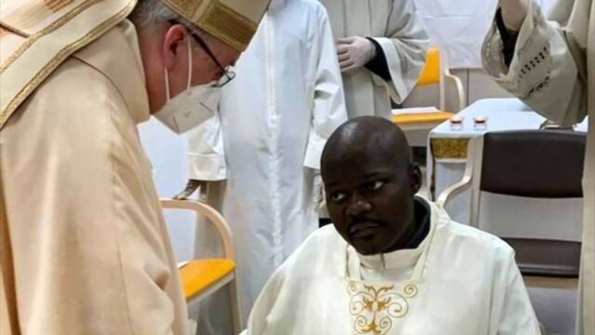 Daniele Libanori, obispo auxiliar de Roma, saluda a Livinius, a quien ordenó sacerdote por expresa y rápida autorización del Papa. Foto: Famiglia Cristiana.