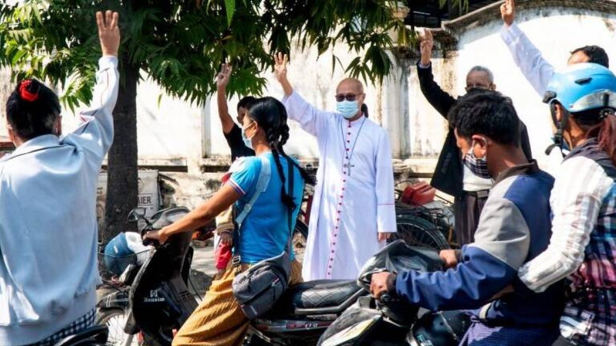 Monseñor Marco Tin Win, obispo de Mandalay, participando en las protestas, levantando tres dedos, símbolo de estas protestas