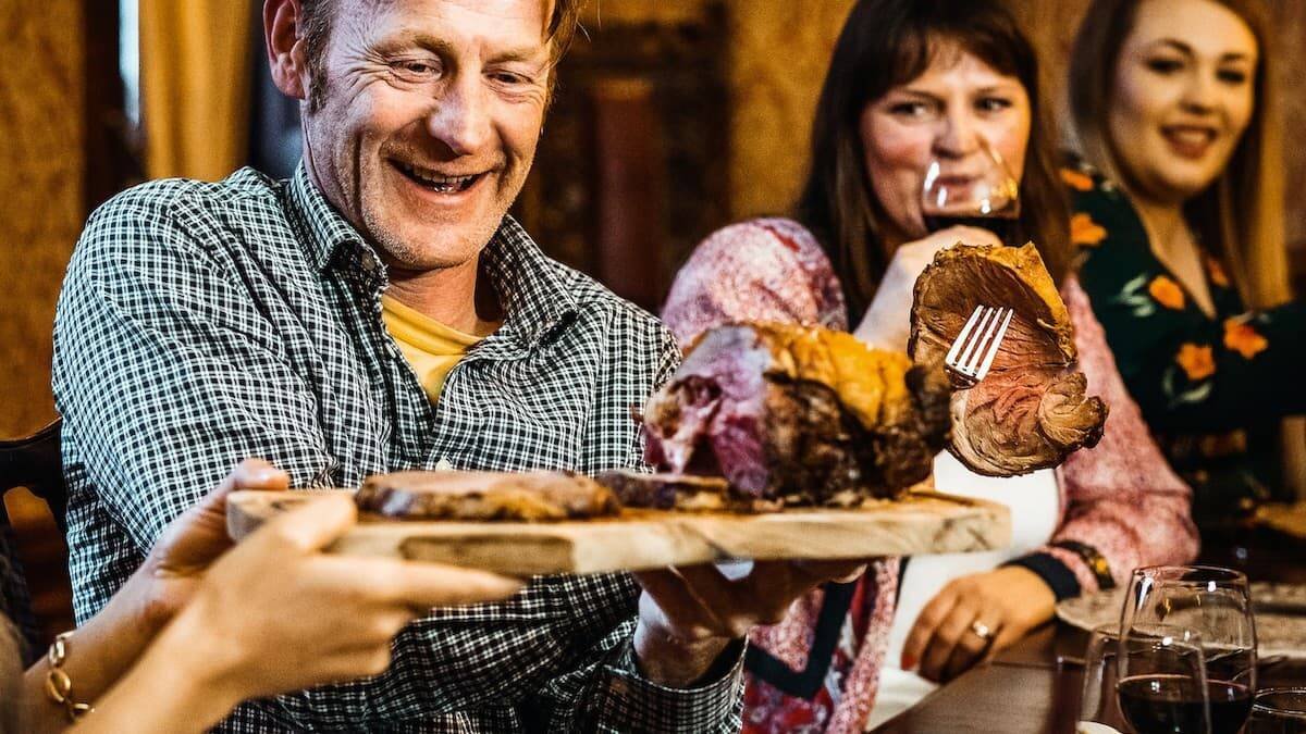 Podemos cambiar mucho nuestra forma de acercarnos a la mesa considerando los consejos de Rachel Marie Stone para que Dios y los demás ocupen un mejor lugar. Foto: Sebastian Coman Photography / Unsplash (detalle).