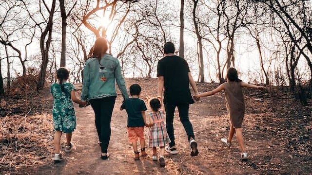 La familia es el pilar de la sociedad y su destrucción tiene un coste social y económico inasumible, del que todavía no somos lo bastante conscientes. Foto: Orlando Allo / Unsplash.