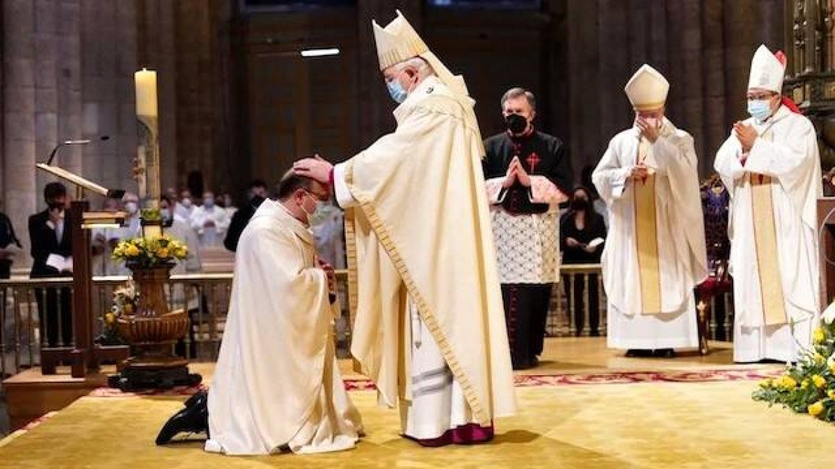 Momento de la imposición de manos para la consagración del nuevo obispo. Foto: Archidiócesis de Santiago de Compostela.