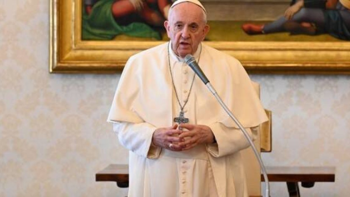 El Papa Francisco en la audiencia general retransmitida desde la biblioteca