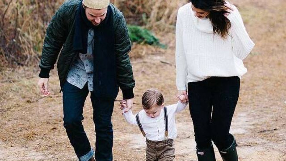 Padre, madre e hijo... el niño crece en la complementariedad hombre y mujer, un equilibrio muy especial - foto Unsplash