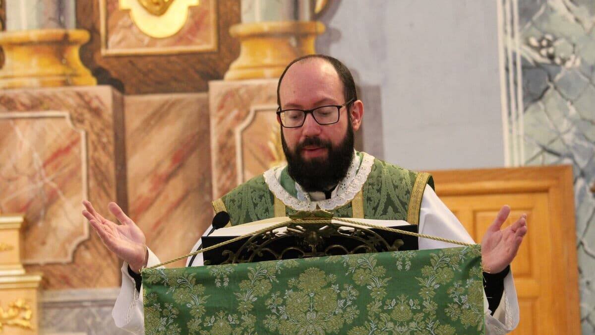 El páter Góngora tiene 32 años, es párroco en Oria y tenía más de 25.000 seguidores en Twitter