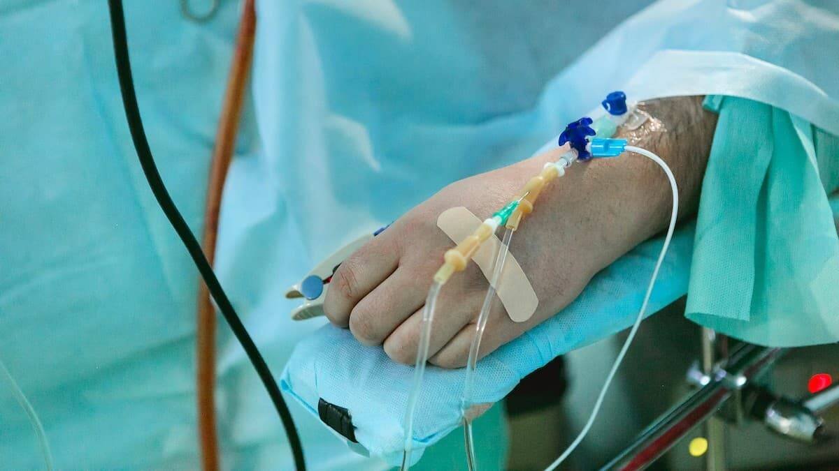 ¿Quién, cuándo y cómo pone la inyección letal? La ley de eutanasia española aprobada en marzo entra en vigor el 25 de junio y los protocolos previstos en la propia ley para su aplicación no han llegado a los profesionales.