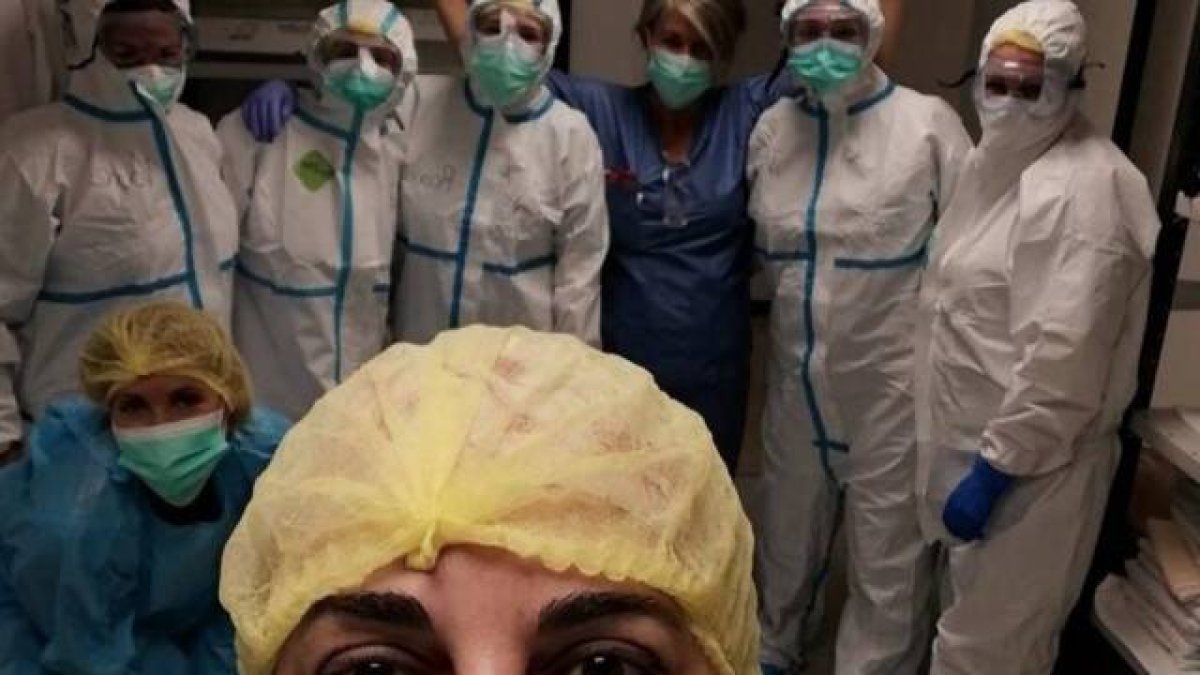 Los enfermeros llevan casi un año trabajando contra el covid-19 en duras condiciones - trajes epi, más fallecimientos, menos contacto humano, agotamiento físico y mental...