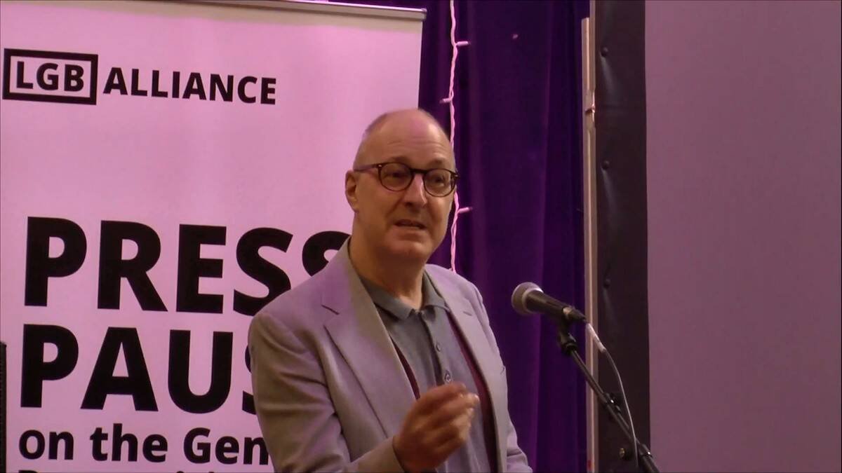 Simon Fanshawe, en un acto LGBT a principios de 2020.