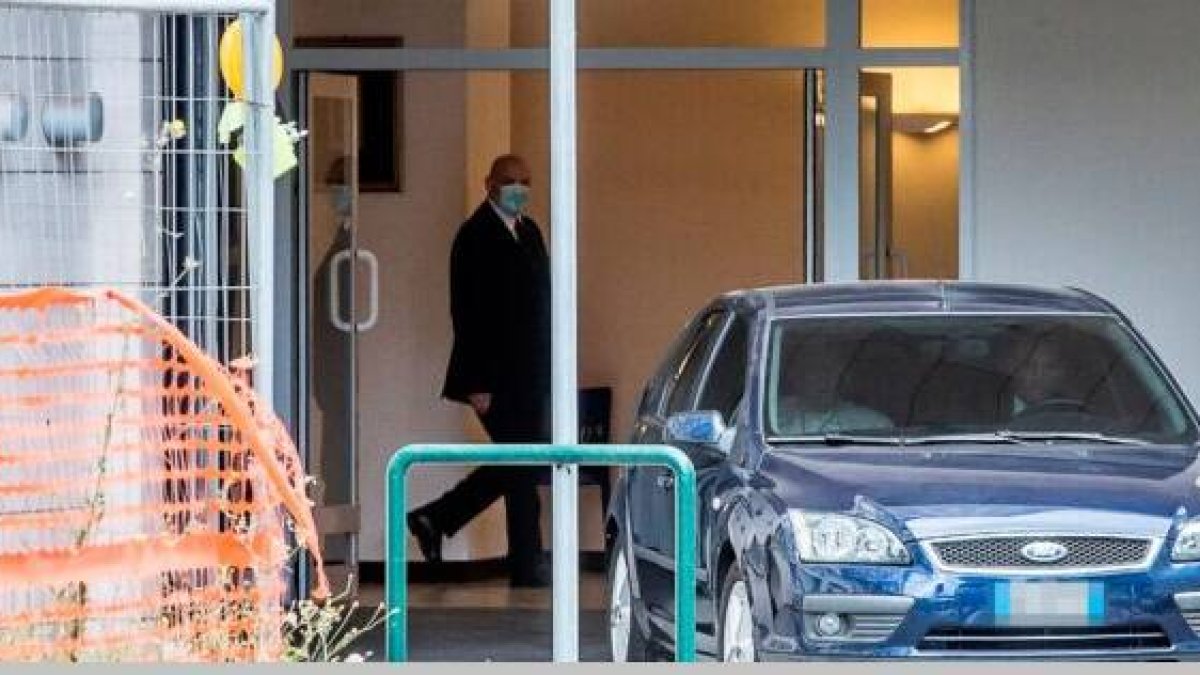 El Papa Francisco deja el hospital Gemelli en su coche azul habitual en Roma tras 10 días hospitalizado