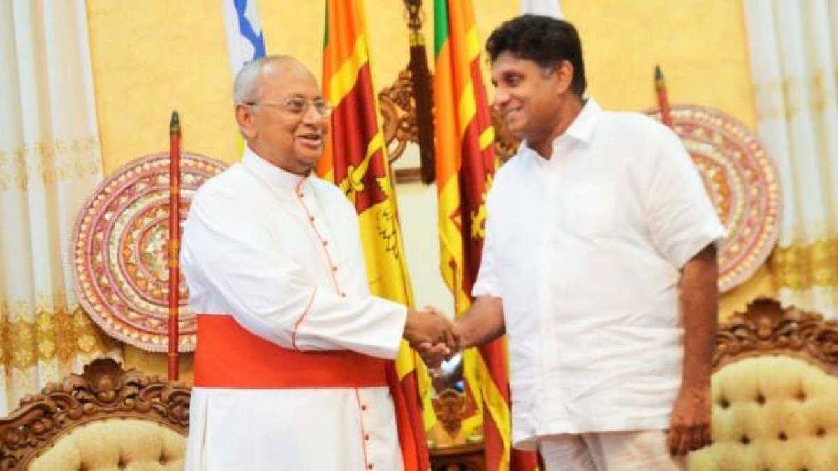 El cardenal Ranjith de Sri Lanka, en una foto de enero de 2020, recibiendo a Sajith Premadasa, líder de la oposición en el Parlamento