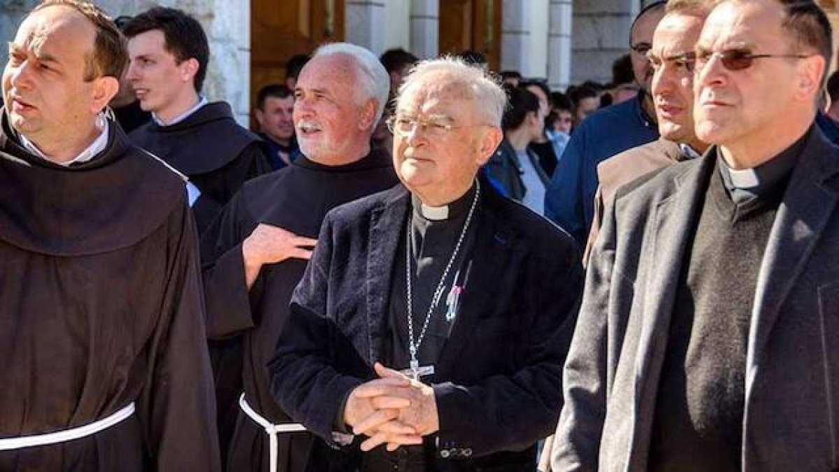 Monseñor Hoser, junto a los franciscanos de Medjugorje.