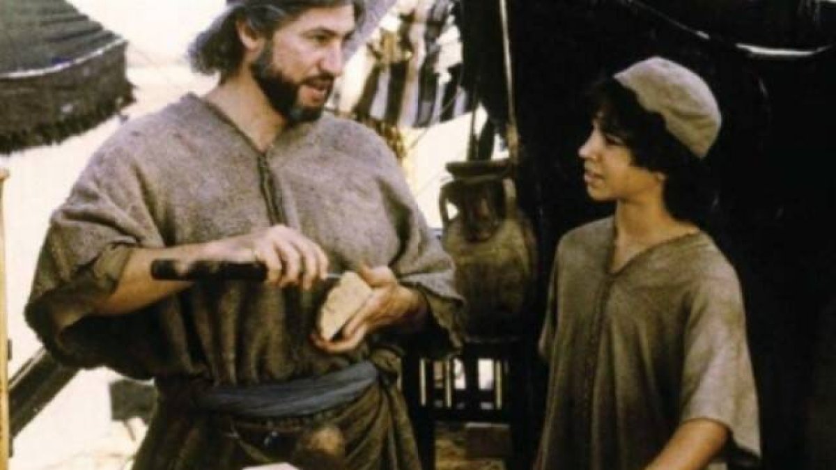 San José y un joven Jesús, en el taller, en la película italiana de 1999 sobre el santo, que ha intrigado a muchos artistas