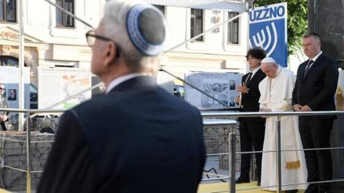 Momento de oración del Papa con delegados judíos en las ruinas de la sinagoga derruida de Bratislava