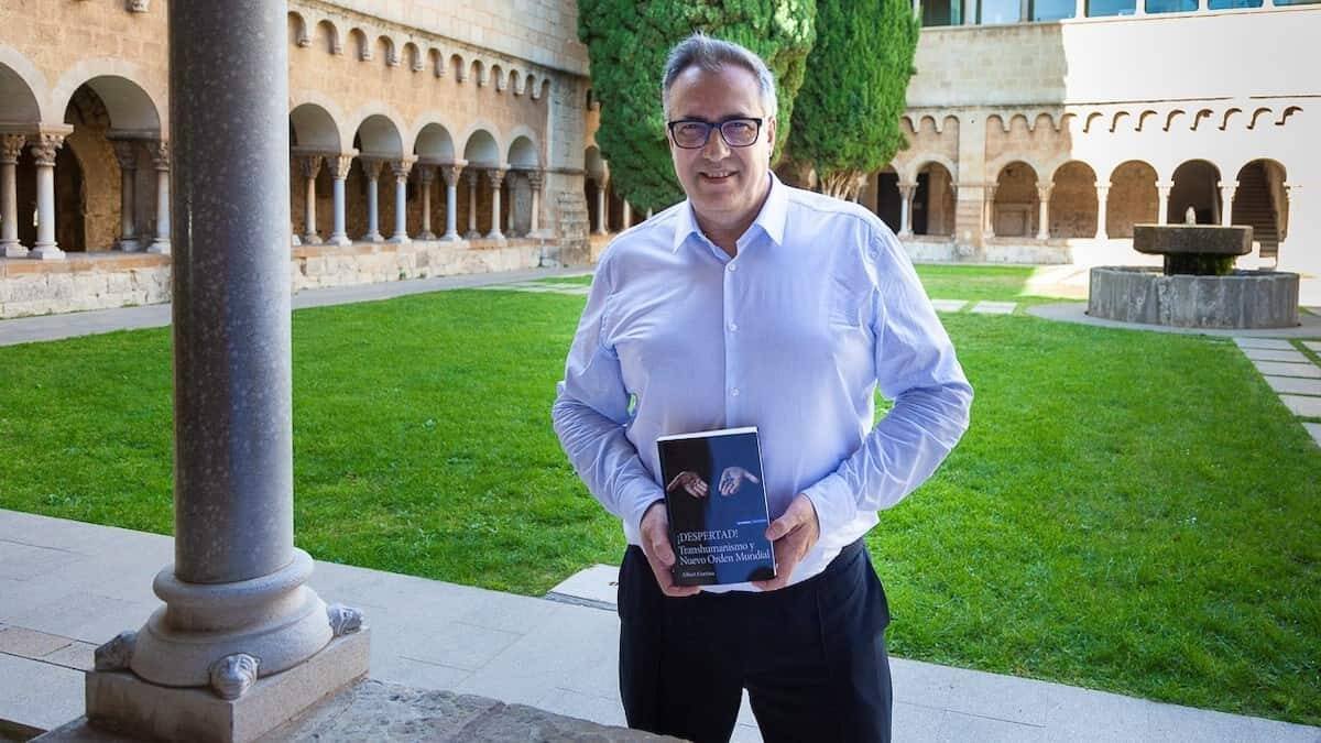 Albert Cortina, en el claustro del monasterio de Sant Cugat del Vallés (Barcelona). Foto: Gabriel González de la Torre.