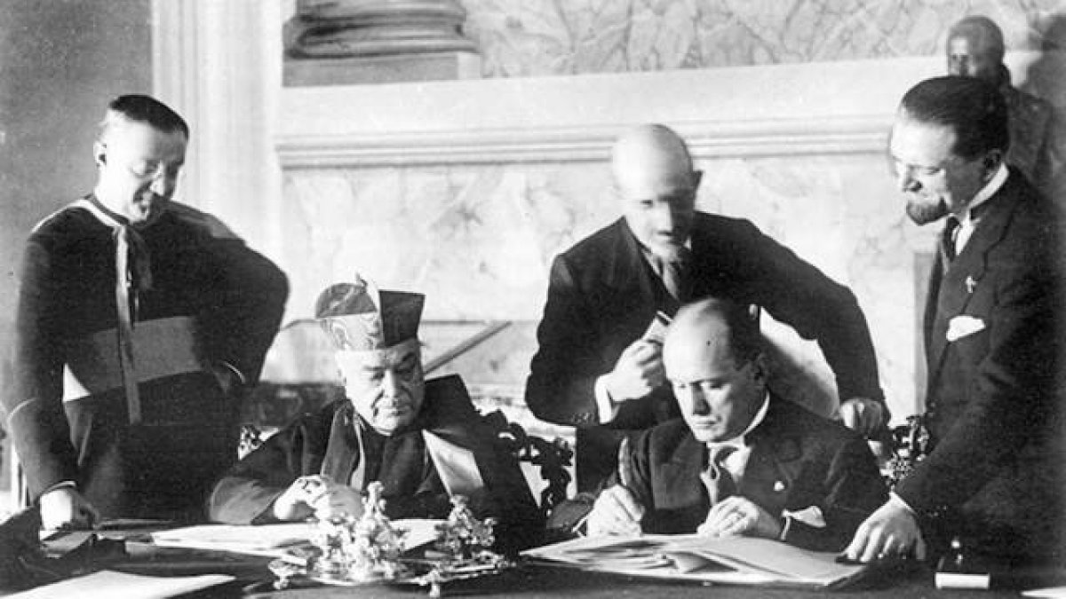 Benito Mussolini y el cardenal Pietro Gasparri firmaron los Pactos de Letrán el 11 de febrero de 1929, dando origen al actual status de la Ciudad del Vaticano.