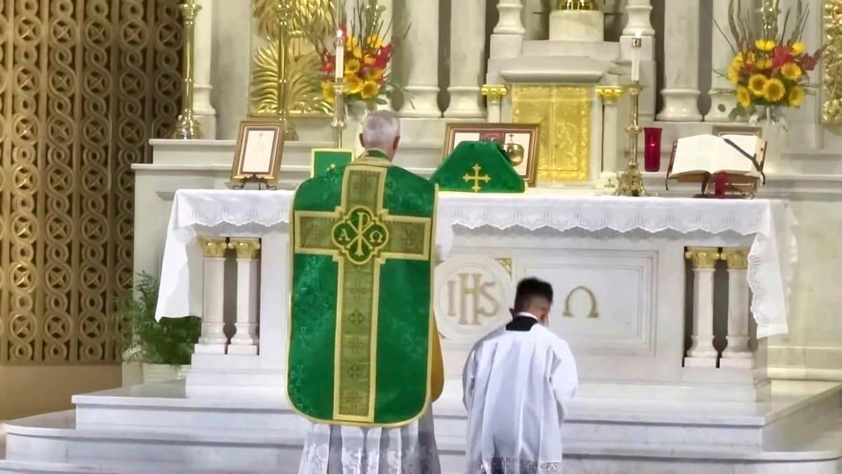 Oraciones ante el altar al principio de la misa. Foto: Parroquia Estrella de los Mares en San Francisco (California, Estados Unidos).
