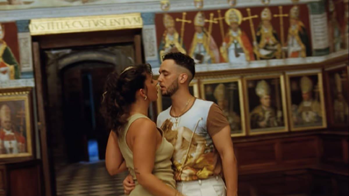 El videoclip, con escenas subidas de tono, se grabó en distintas estancias de la catedral de Toledo