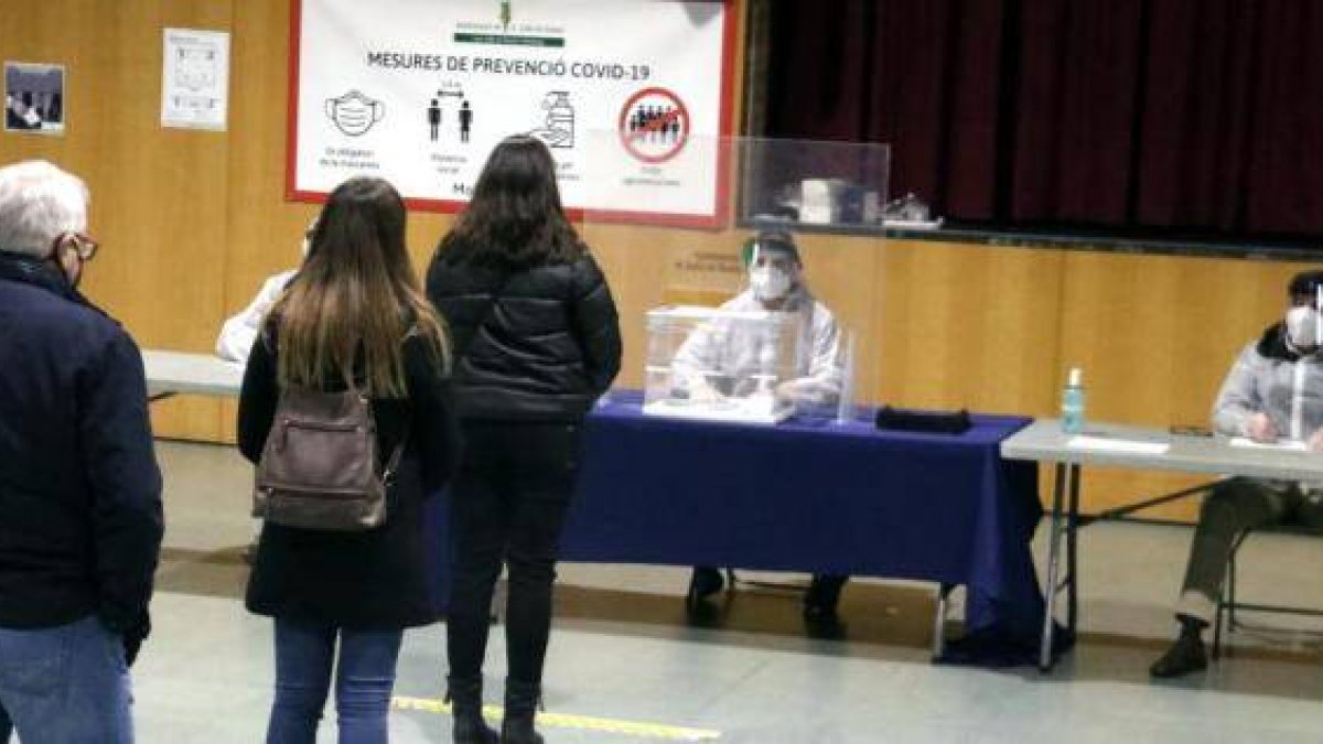 Mascarillas, distancias, mesas difíciles de configurar... las elecciones catalanas de 2021 son las más inciertas y extrañas