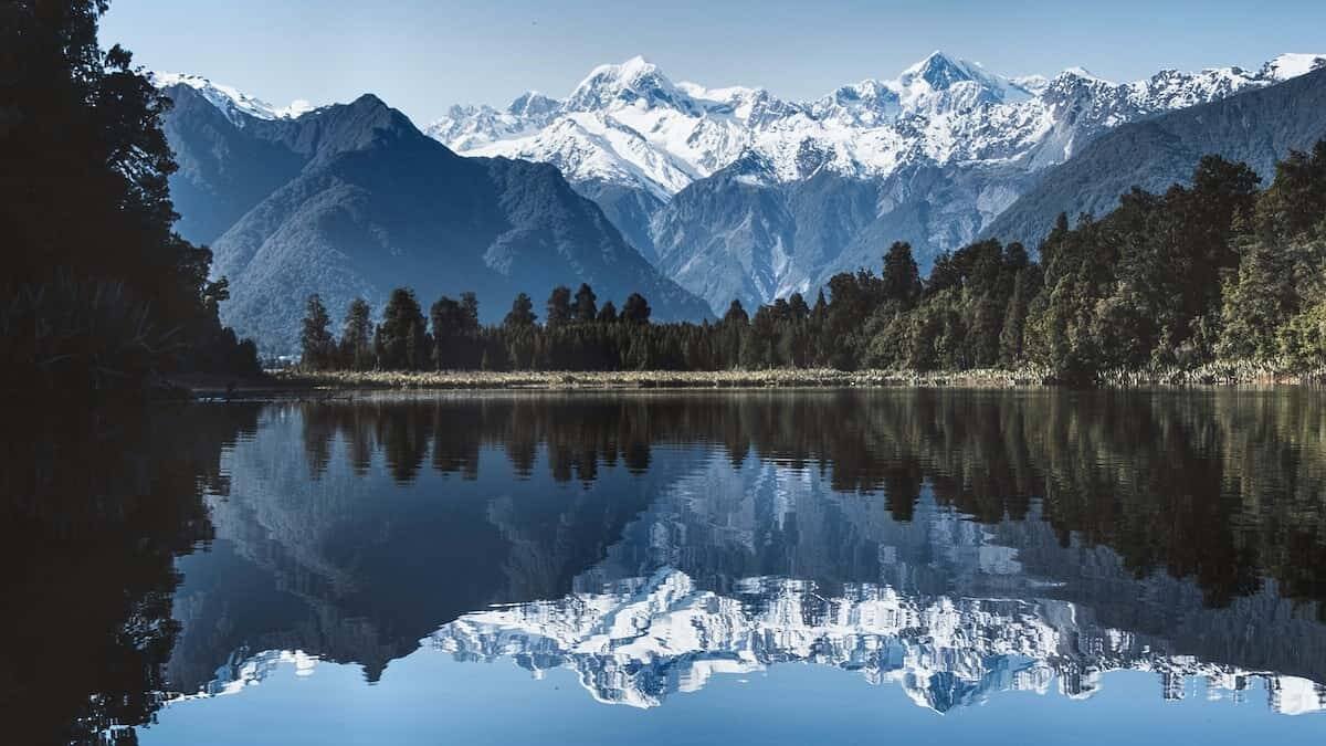 La belleza de la Creación nos prepara para la belleza que nos tiene reservada nuestro Creador. Foto:  Lago Matheson, en Nueva Zelanda. Yoal Desurmont / Unsplash.
