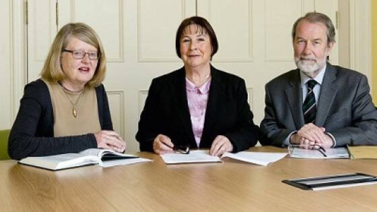 El comité investigador de las casas para madres solteras en Irlanda - la profesora Mary E. Daly, la juez Yvonne Murphy y el doctor William Duncan