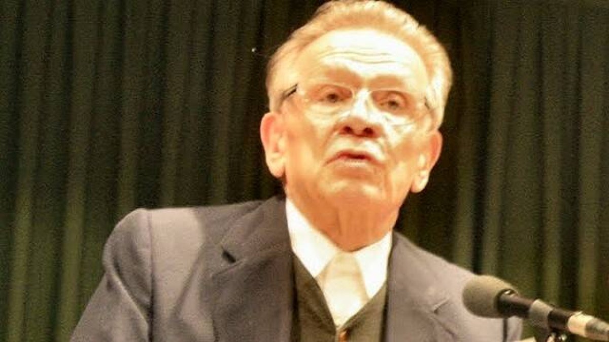 Josep Maria Alimbau, durante la presentación en la feria de Sant Jordi de una de sus obras. Foto: Acair.