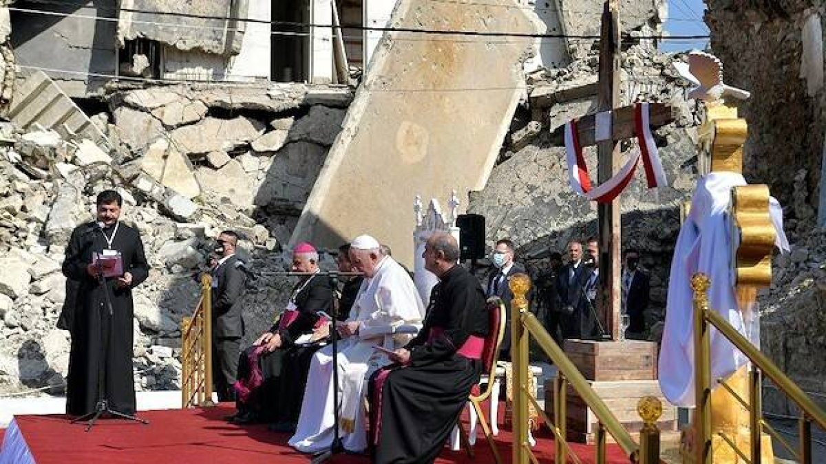 Francisco, ante las ruinas de una iglesia en Mosul destruida por Estado Islámico, durante su reciente viaje a Irak. Foto: Vatican News.
