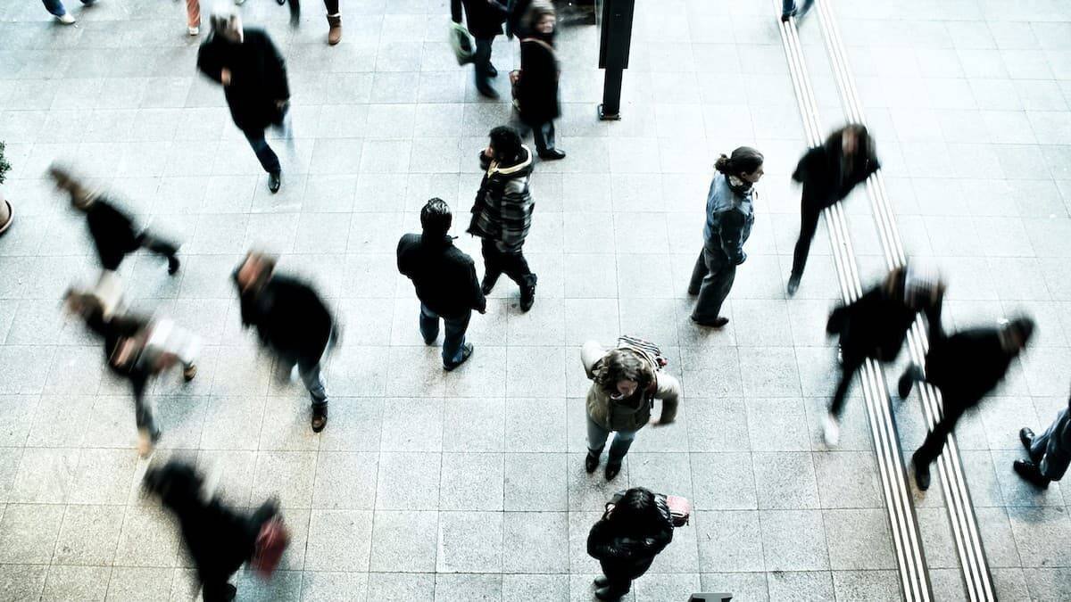 Los problemas a los que se enfrenta el mundo contemporáneo provienen en buena medida del mal de la desvinculación. Foto: Timon Studler / Unsplash.