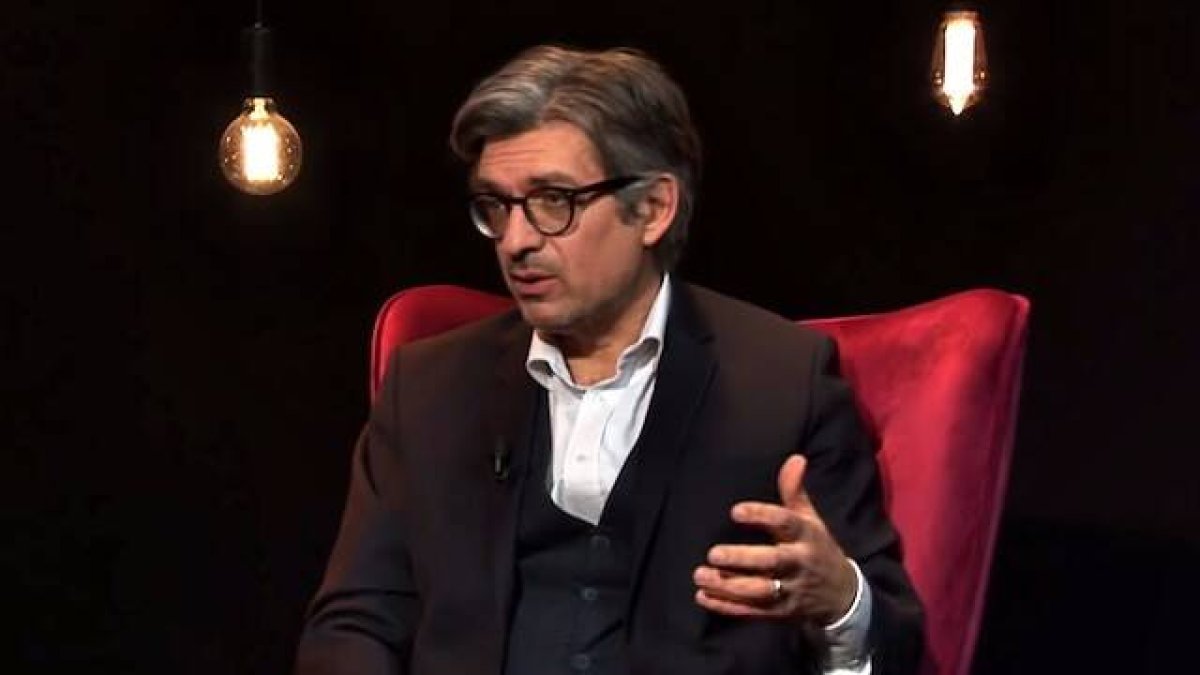 La figura del padre puede alcanzar en esta era postmoderna su dimensión más pura, sostiene Fabrice Hadjadj. En la foto, durante una entrevista en el canal católico francés KTO.