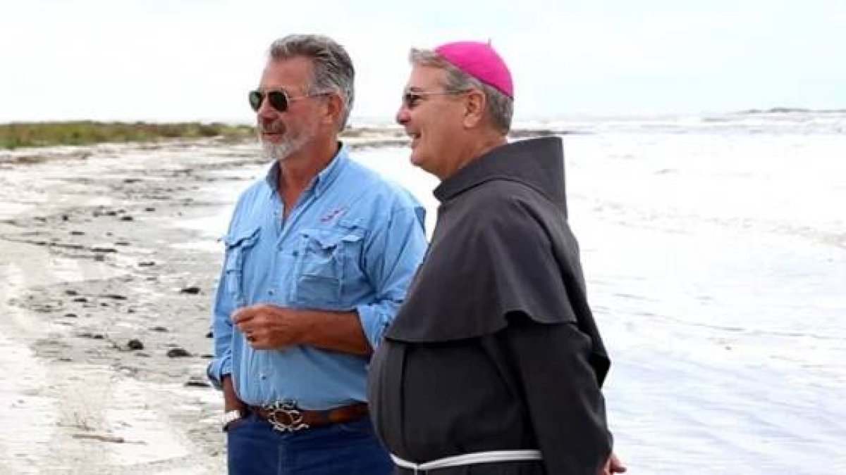 El arqueólogo David Hurst y el franciscano Gregory J. Hartmayer, obispo de Atlanta, en el lugar de la misión española.