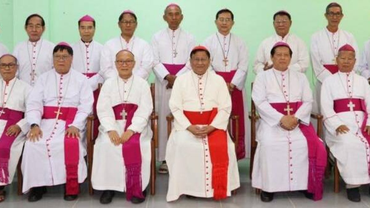 Obispos de Myanmar -antigua Birmania- en una foto de grupo