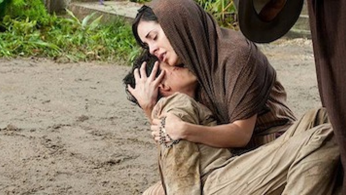 El mártir cristero José Sánchez del Río (19131928), canonizado en 2016, en brazos de su madre en una escena de la película Cristiada.