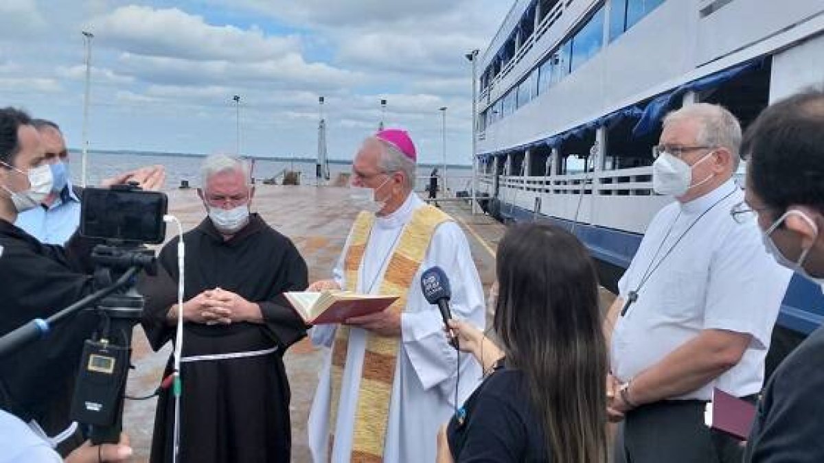 El arzobispo de la enorme diócesis amazónica de Manaos bendice el nuevo barco hospital