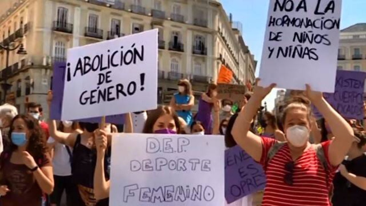 La aprobación de la ley trans, que menoscaba el sexo biológico, ha suscitado una fuerte oleada de críticas contra el Gobierno desde ámbitos feministas.