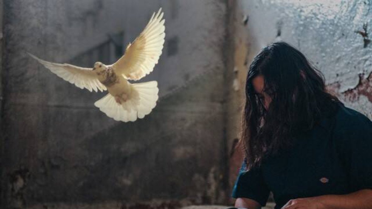 Imagen de marca del informe Open Doors 2021, representando a una cristiana prisionera o escondida en la dictadura de Corea del Norte