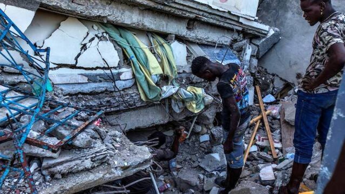 Entre los escombros del terremoto de Haiti siguen apareciendo muertos, cuyo número supera ya ampliamente los mil.