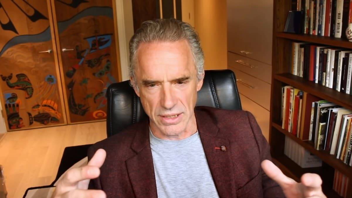 Jordan Peterson acude constantemente a la Biblia tanto para interpretarla como para interpretar con ella.