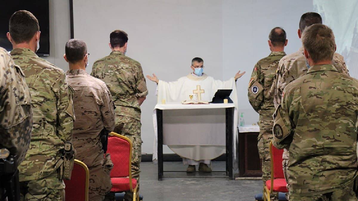 José Ramón Rapallo era militar, carrera que no ha abandonado para ser sacerdote.
