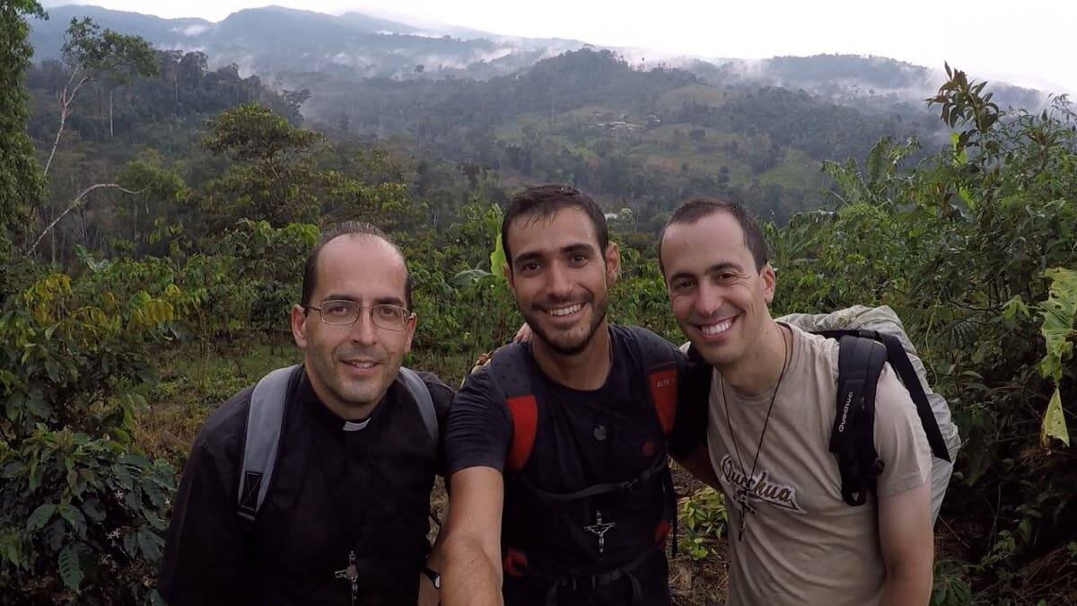 Guillermo (a la derecha en la imagen) en la misión en Perú a la que fue con el seminario