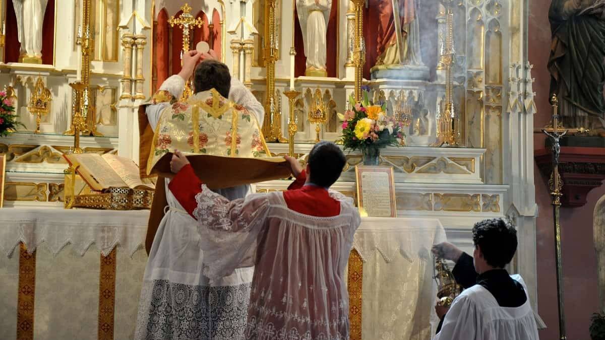 La misa tradicional -o en rito extraordinario- se celebra en numerosas diócesis del mundo