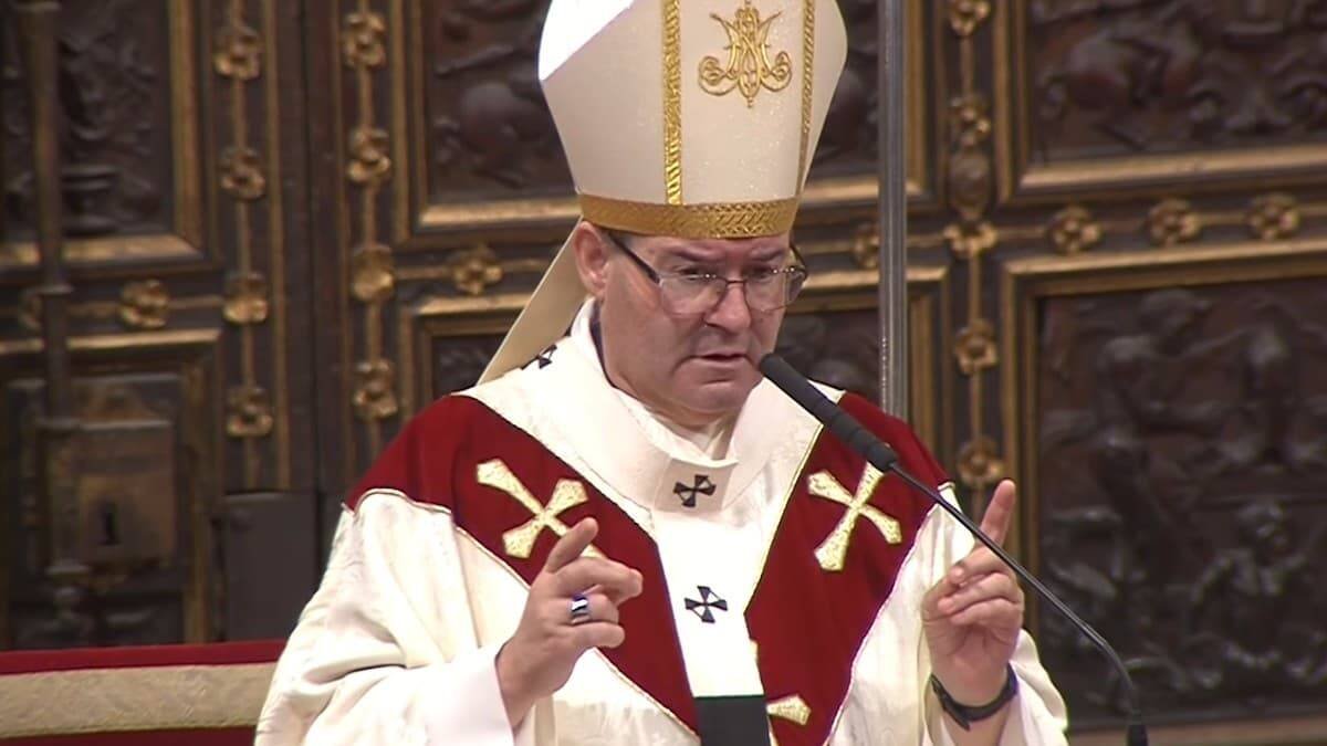 Francisco Cerro, arzobispo primado de España, reaccionó al vídeo inapropiado grabado en la catedral de Toledo considerándolo «un uso indebido de un lugar sagrado». Foto: captura Radiotelevisión Diocesana de Toledo.